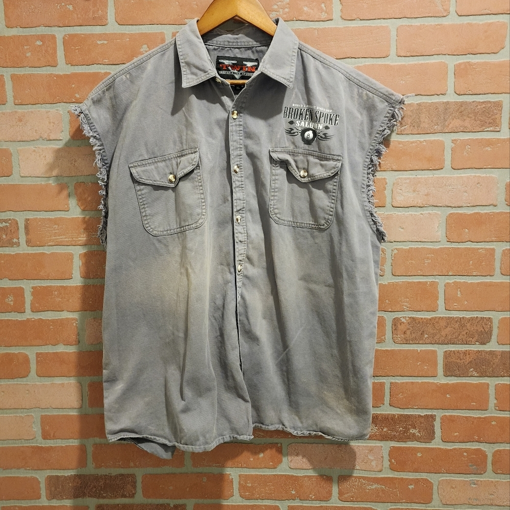 Twin V motorcycle apparel XL.    ‎      Bin 40